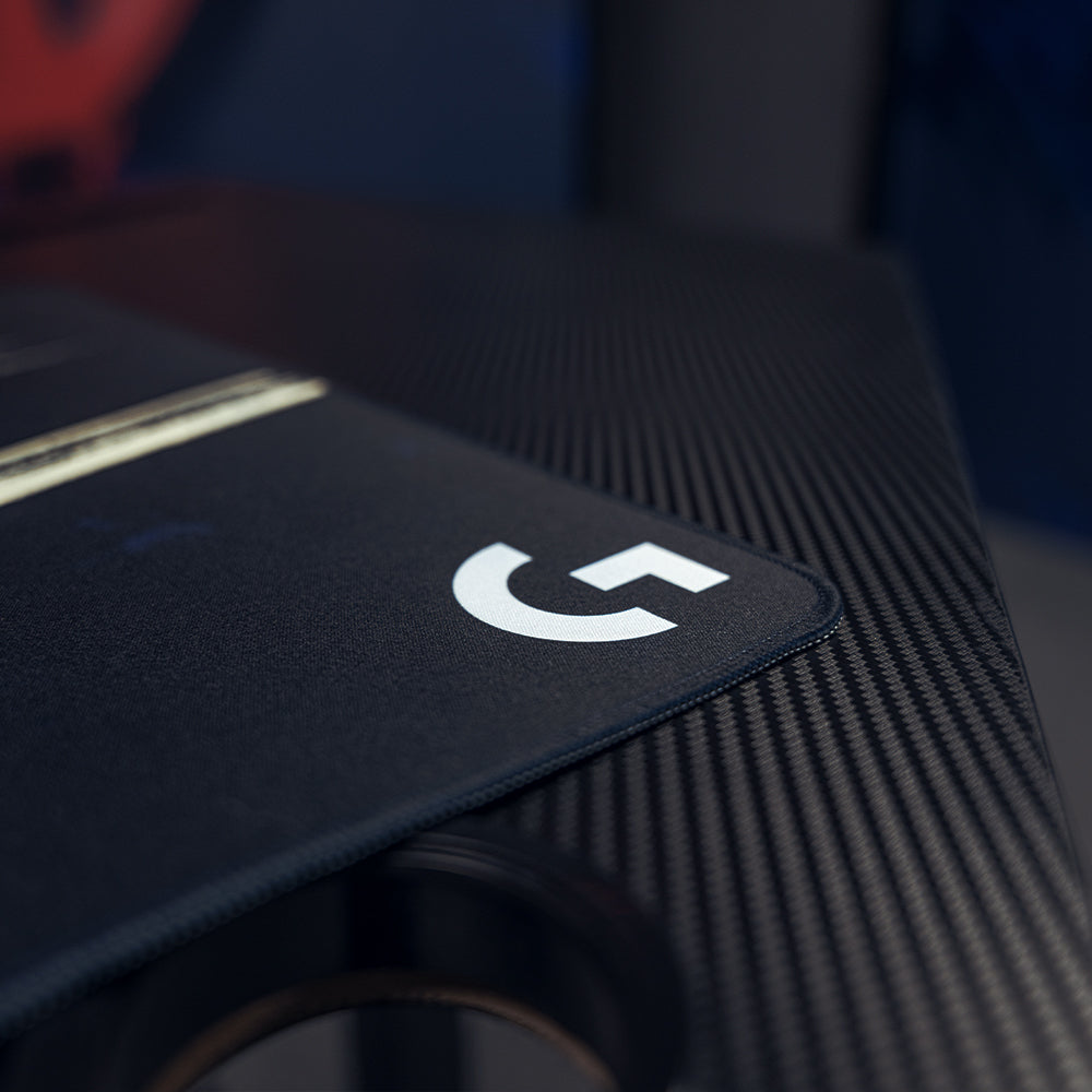 Détail du coin du tapis avec le logo Logitech G