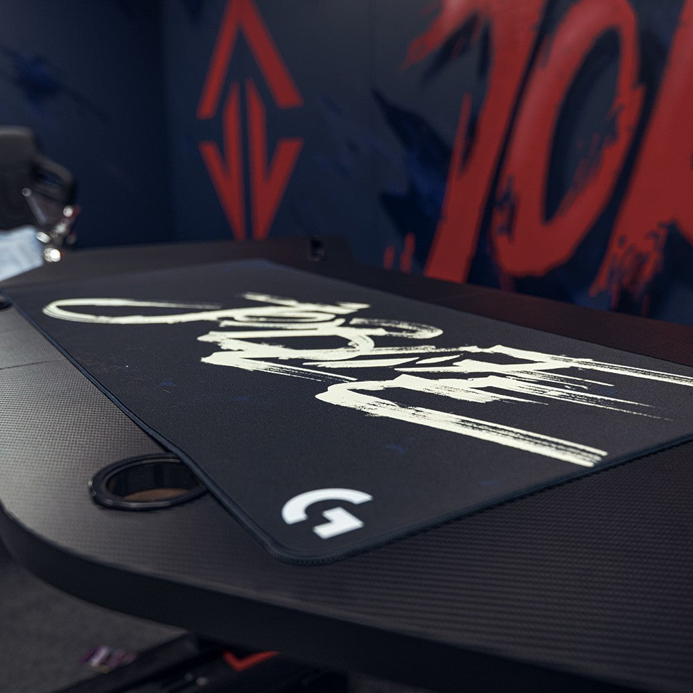 Tapis de souris Logitech G840 x JOBLIFE posé sur un bureau gaming