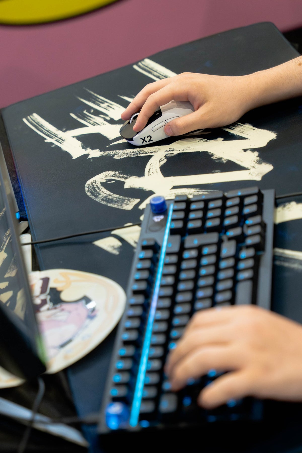 Souris Logitech G posée sur le tapis JOBLIFE